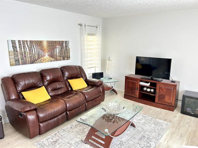 613 Jasmine Lane, Deerfield Beach, FL 33442