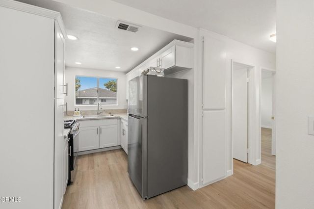 1127 Acadia Place, Ventura, CA 93003