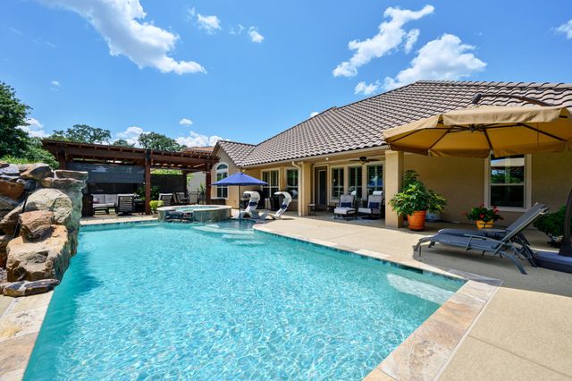 1104 Catalina Bay Boulevard, Granbury, TX 76048
