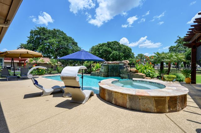 1104 Catalina Bay Boulevard, Granbury, TX 76048