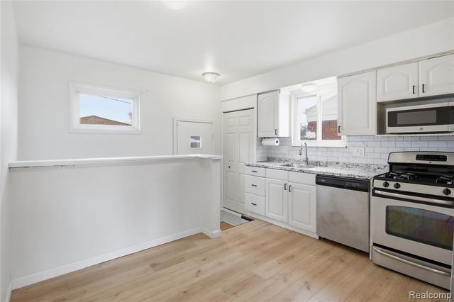 15225 Common Road, Roseville, MI 48066