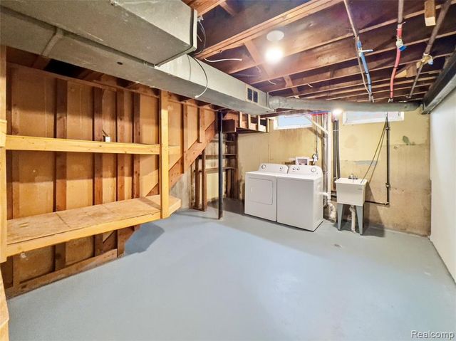 15225 Common Road, Roseville, MI 48066