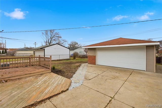 15225 Common Road, Roseville, MI 48066