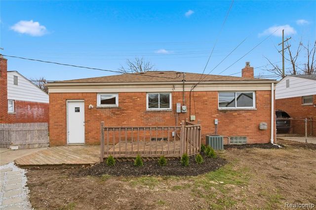 15225 Common Road, Roseville, MI 48066