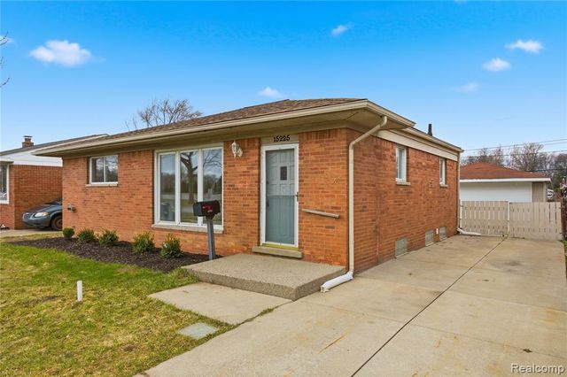 15225 Common Road, Roseville, MI 48066