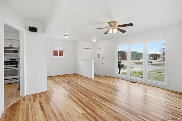 15225 Common Road, Roseville, MI 48066