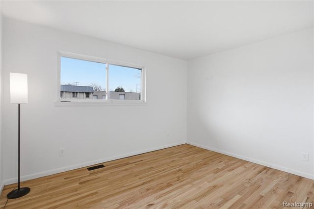 15225 Common Road, Roseville, MI 48066