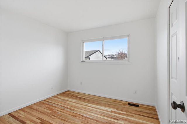 15225 Common Road, Roseville, MI 48066