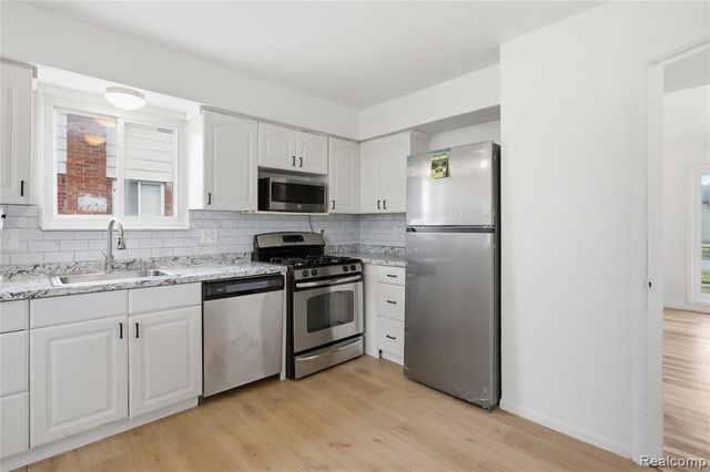 15225 Common Road, Roseville, MI 48066