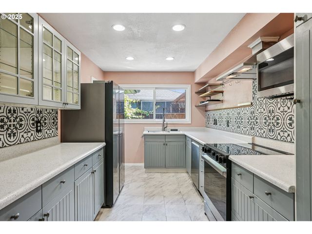 3249 Ne 111TH Dr, Portland, OR 97220