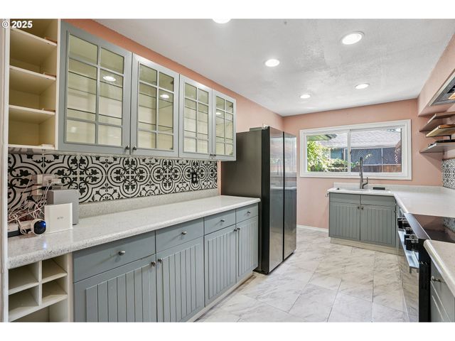 3249 Ne 111TH Dr, Portland, OR 97220