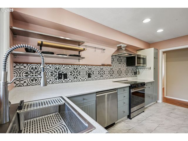 3249 Ne 111TH Dr, Portland, OR 97220