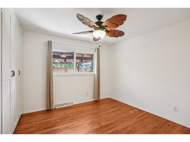 3249 Ne 111TH Dr, Portland, OR 97220