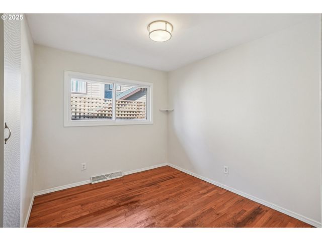 3249 Ne 111TH Dr, Portland, OR 97220