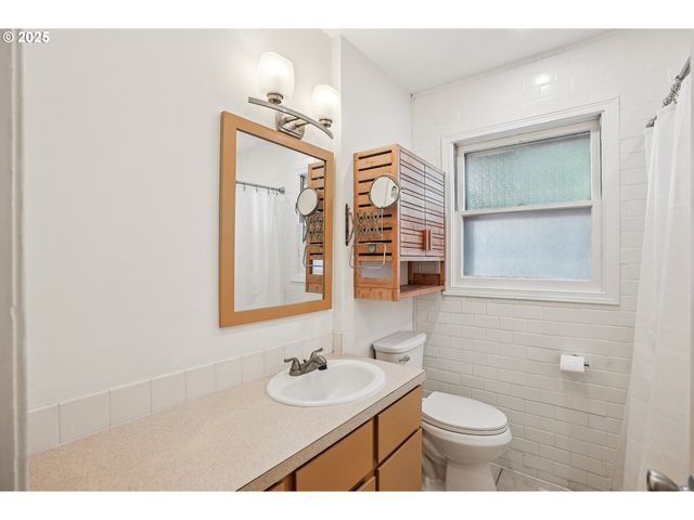 3249 Ne 111TH Dr, Portland, OR 97220