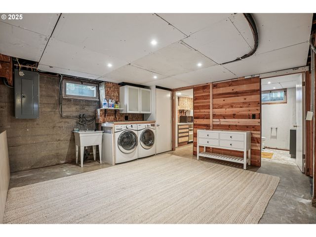 3249 Ne 111TH Dr, Portland, OR 97220