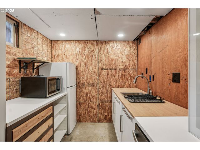 3249 Ne 111TH Dr, Portland, OR 97220