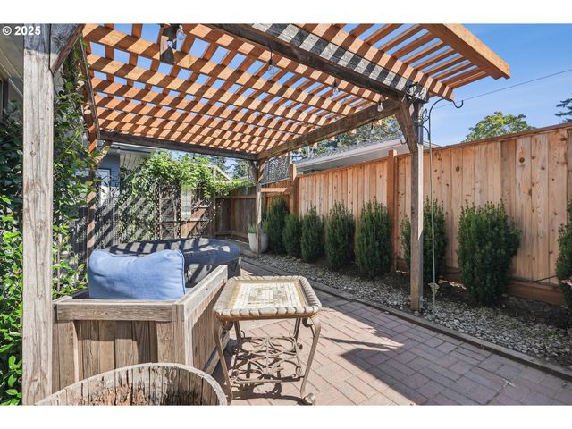 3249 Ne 111TH Dr, Portland, OR 97220