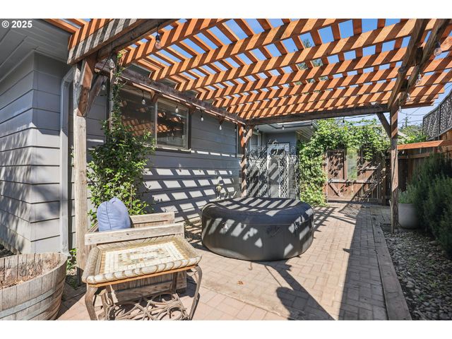 3249 Ne 111TH Dr, Portland, OR 97220