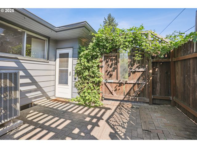 3249 Ne 111TH Dr, Portland, OR 97220