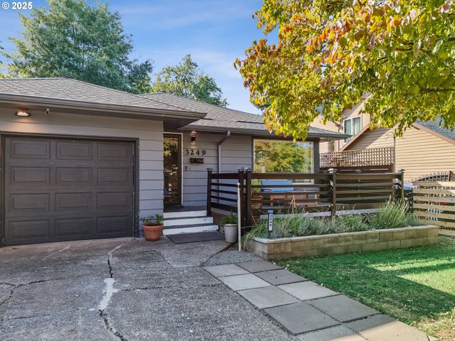 3249 Ne 111TH Dr, Portland, OR 97220