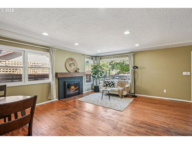 3249 Ne 111TH Dr, Portland, OR 97220