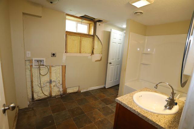 420 18th ST, Minot, ND 58703