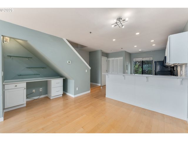 710 Nw NAITO Pkwy C12, Portland, OR 97209