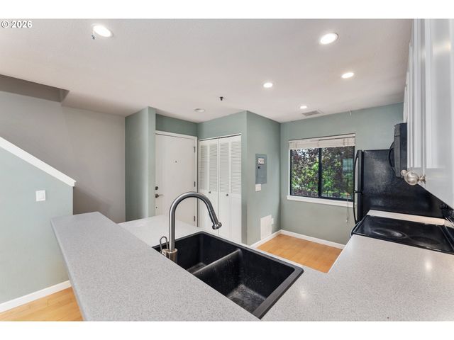 710 Nw NAITO Pkwy C12, Portland, OR 97209