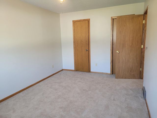 6594 Upper 35th Street N, Oakdale, MN 55128