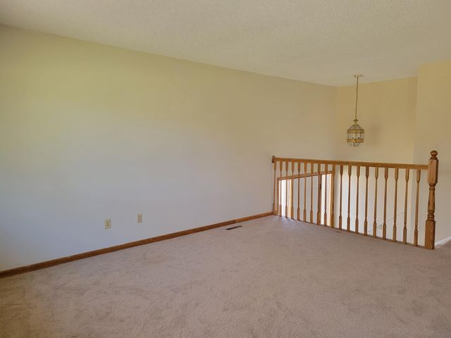 6594 Upper 35th Street N, Oakdale, MN 55128