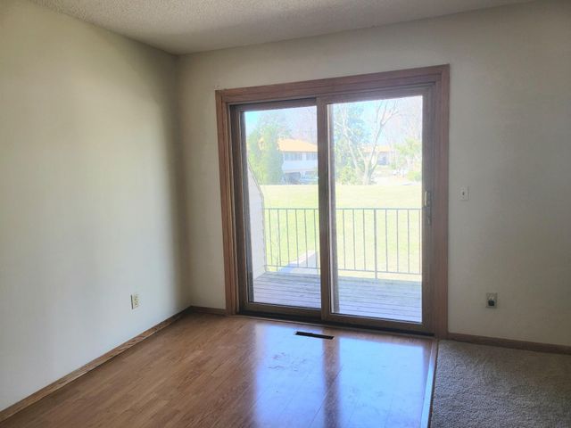 6594 Upper 35th Street N, Oakdale, MN 55128