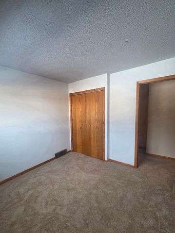 6594 Upper 35th Street N, Oakdale, MN 55128