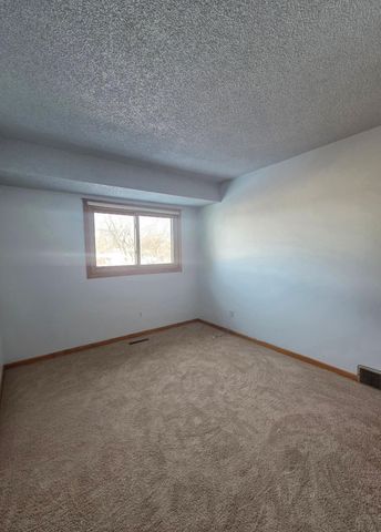 6594 Upper 35th Street N, Oakdale, MN 55128