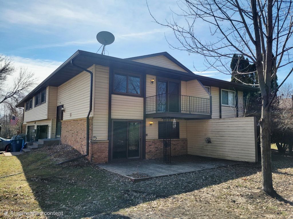 6594 Upper 35th Street N, Oakdale, MN 55128