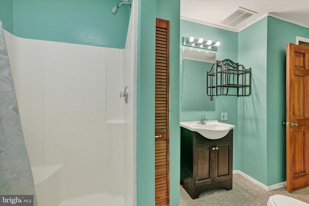 Image 14 of property listing at 424 CLEVELAND RD, Linthicum Heights, MD 21090