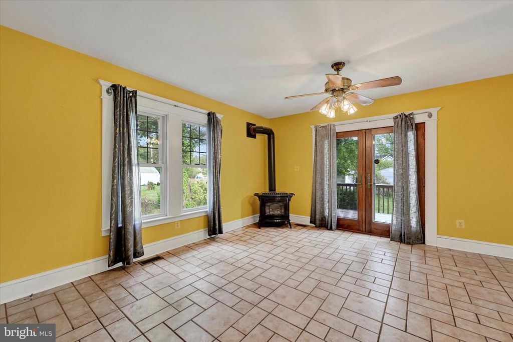 Image 17 of property listing at 424 CLEVELAND RD, Linthicum Heights, MD 21090