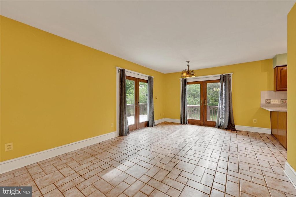 Image 18 of property listing at 424 CLEVELAND RD, Linthicum Heights, MD 21090