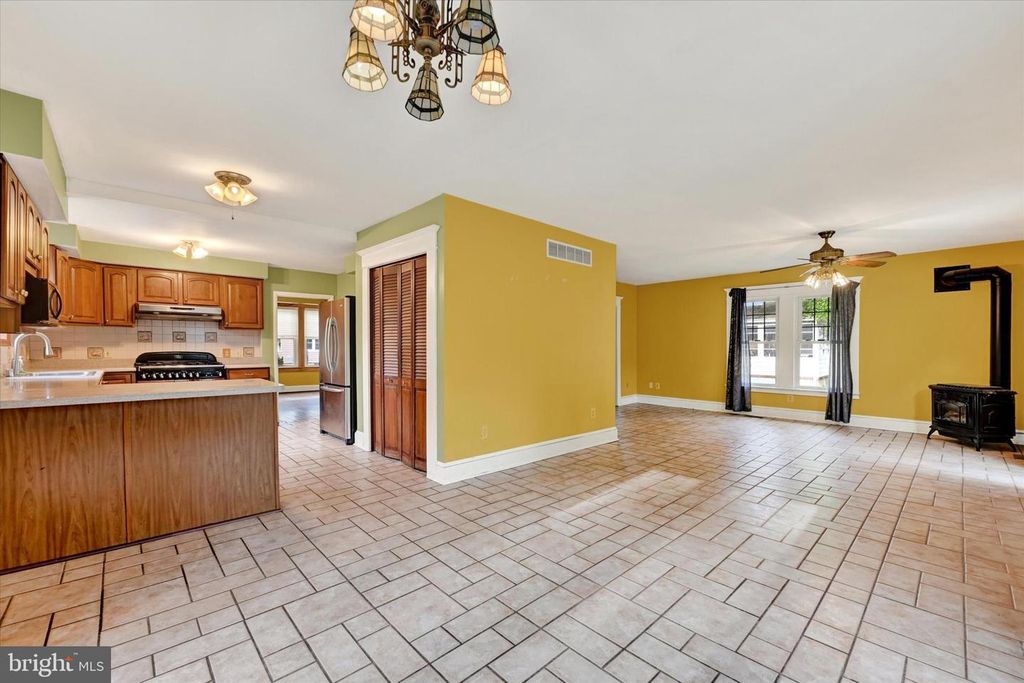 Image 19 of property listing at 424 CLEVELAND RD, Linthicum Heights, MD 21090