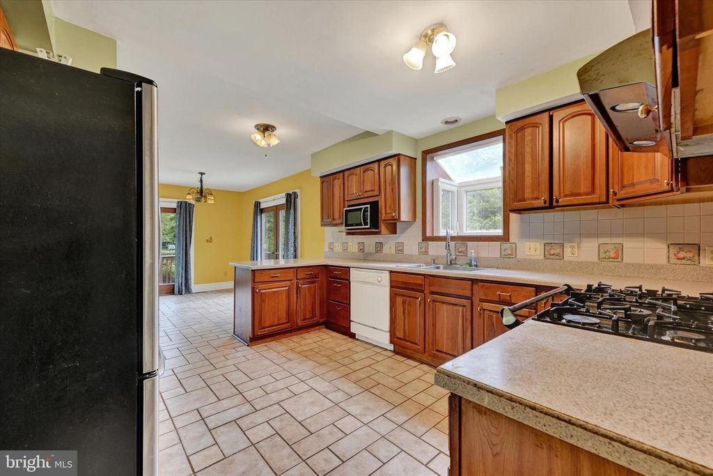 Image 23 of property listing at 424 CLEVELAND RD, Linthicum Heights, MD 21090