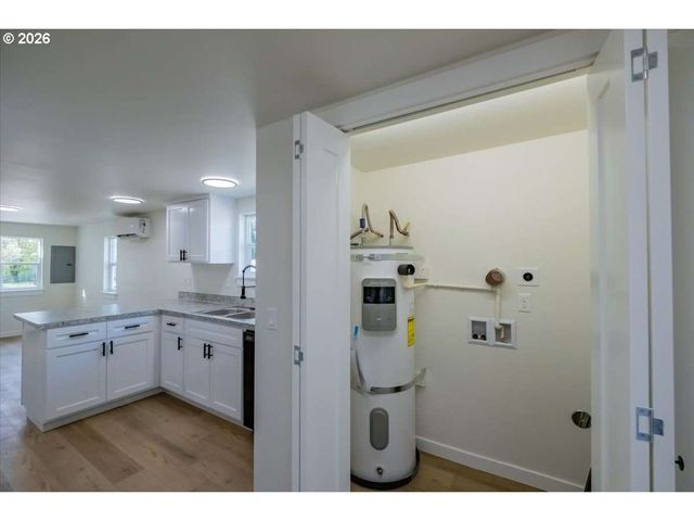 2404 10TH St, Tillamook, OR 97141
