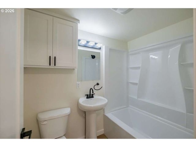 2404 10TH St, Tillamook, OR 97141