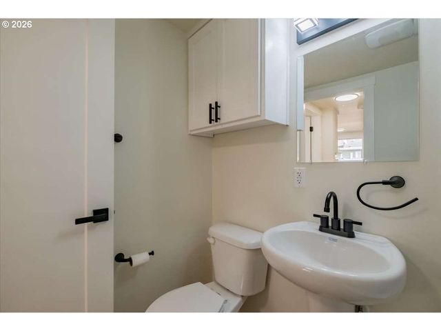 2404 10TH St, Tillamook, OR 97141