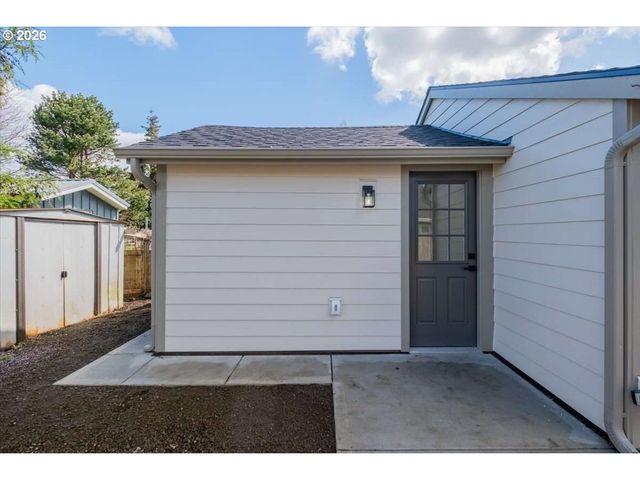 2404 10TH St, Tillamook, OR 97141