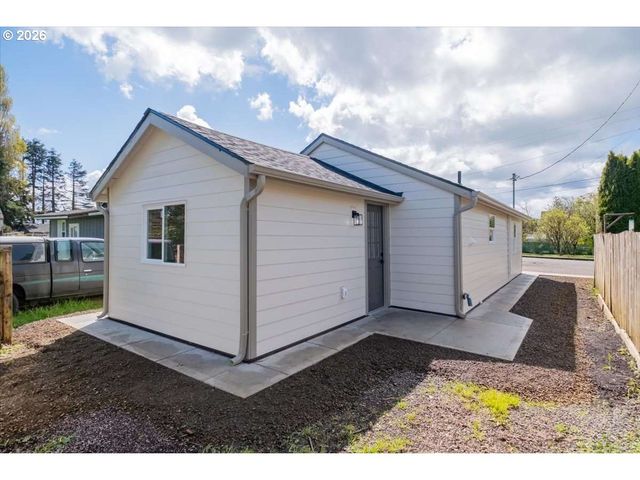 2404 10TH St, Tillamook, OR 97141