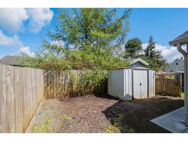 2404 10TH St, Tillamook, OR 97141