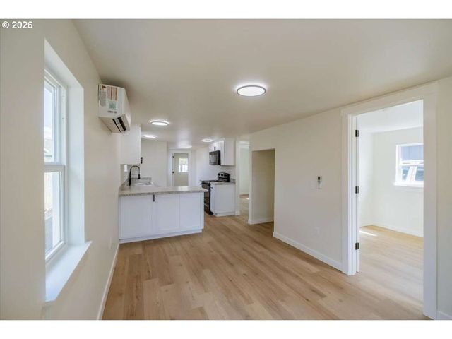 2404 10TH St, Tillamook, OR 97141