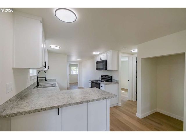 2404 10TH St, Tillamook, OR 97141