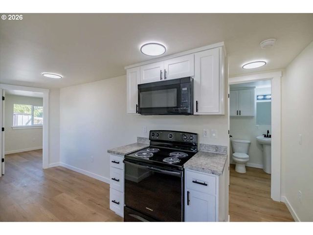 2404 10TH St, Tillamook, OR 97141