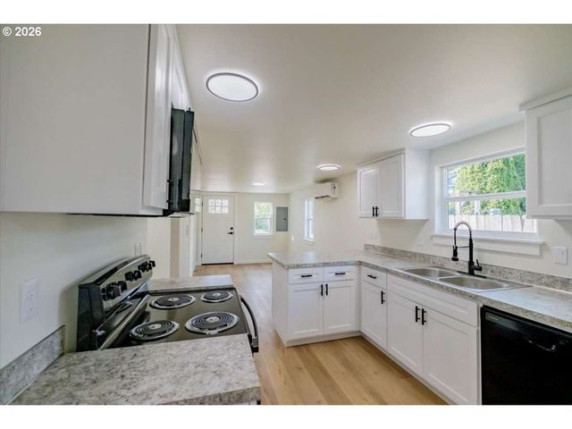 2404 10TH St, Tillamook, OR 97141